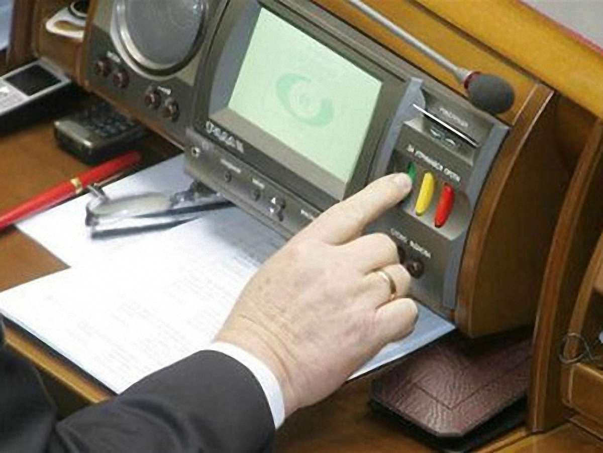Рада попередньо дозволила працювати вищим чиновникам після 65-и