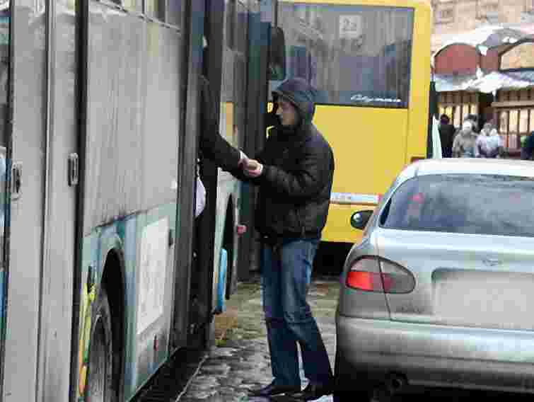 У рух 5 міських автобусних маршрутів внесено зміни