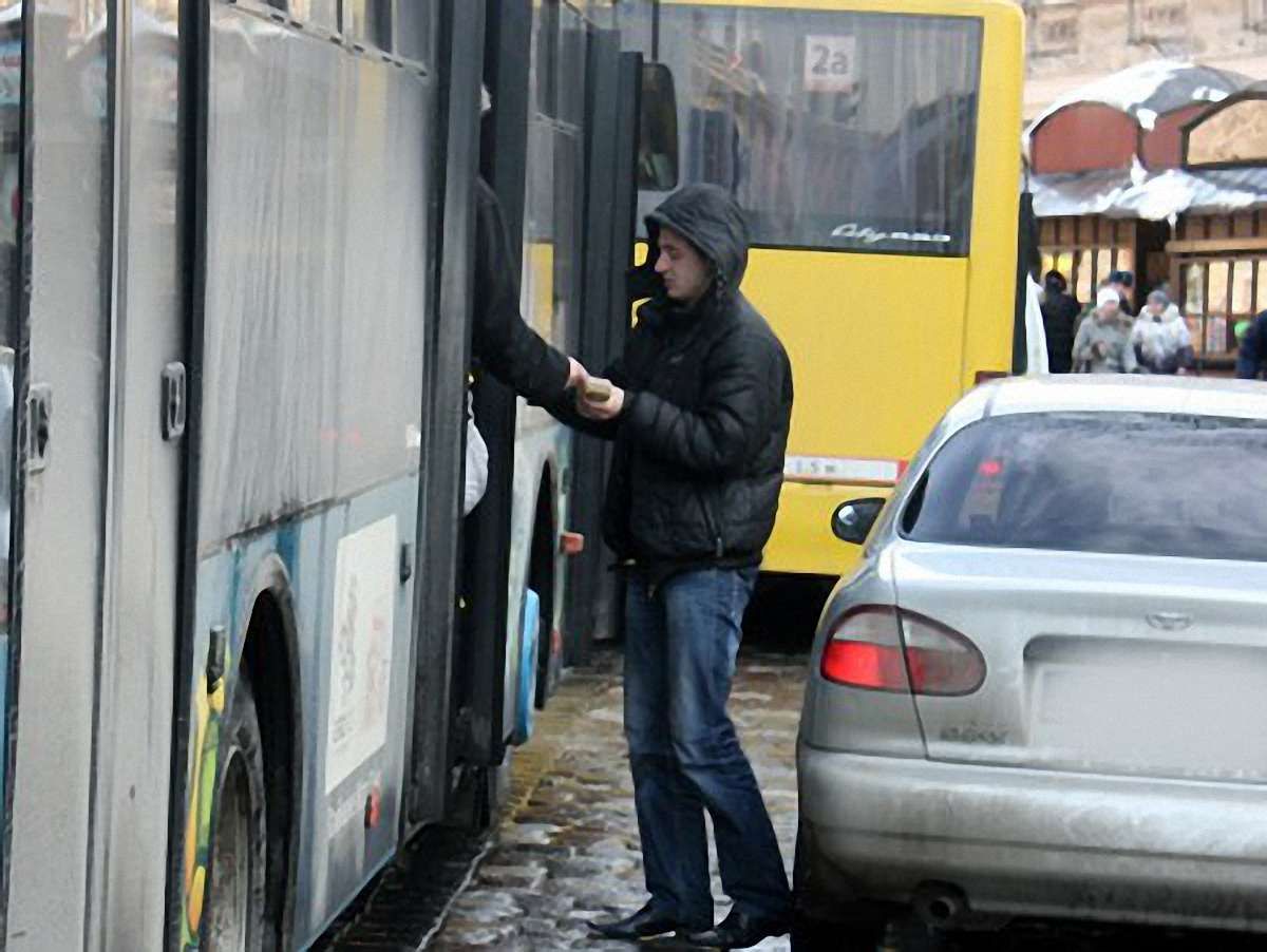 У рух 5 міських автобусних маршрутів внесено зміни