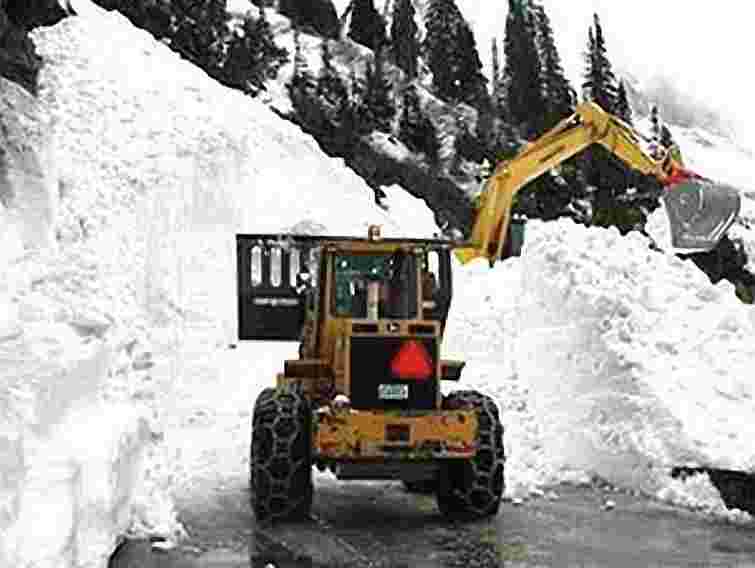 На Закарпатті лавина на кілька годин заблокувала дорогу