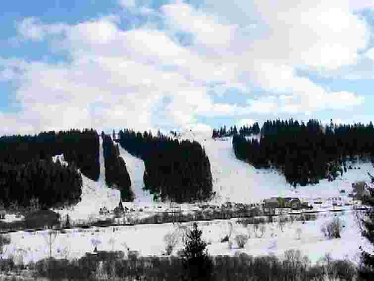 У Славському три години шукали туриста-лижника