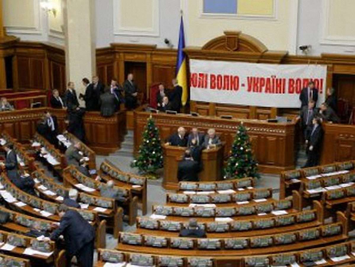 Бютівці заблокували трибуну Ради через реформування «Нафтогазу»