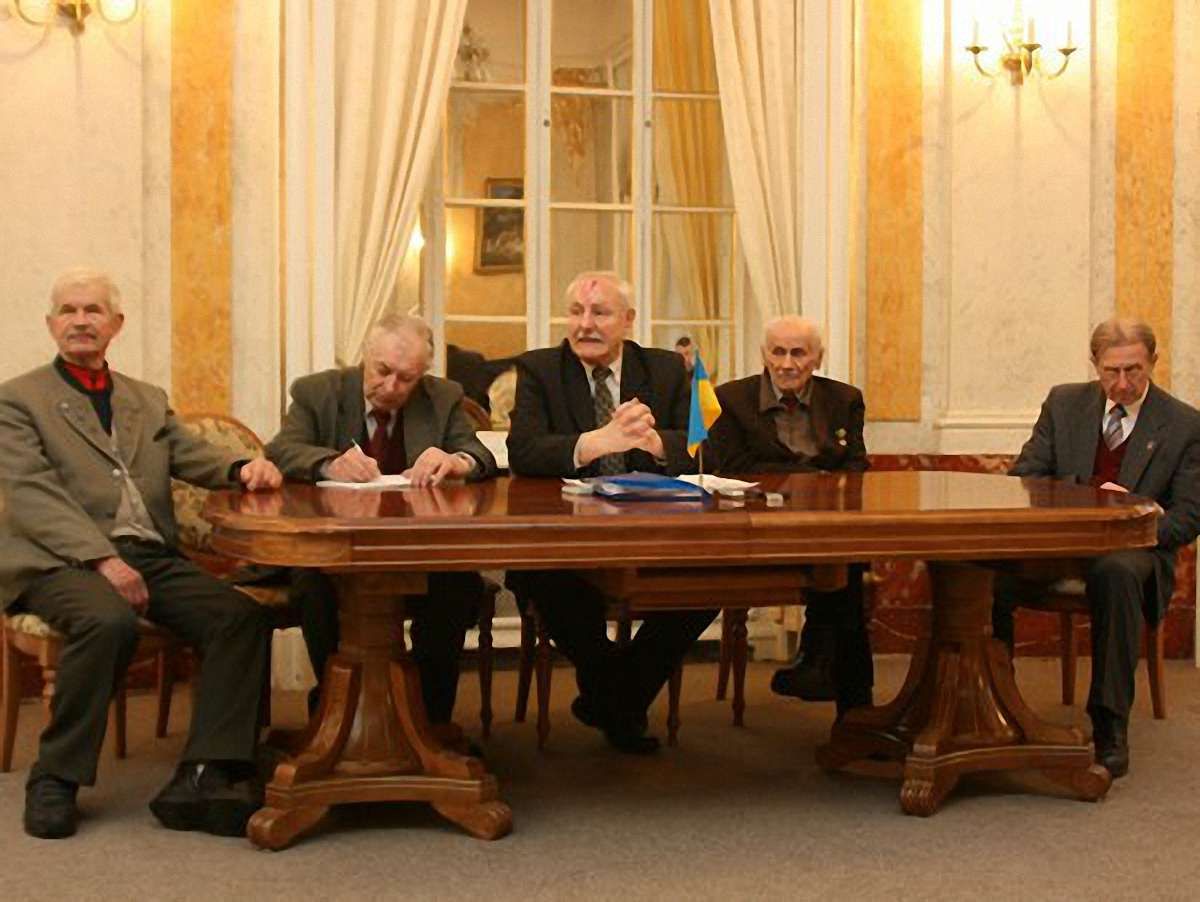 У Львові хочуть, щоб Табачник відповів за дії Слюсарчука