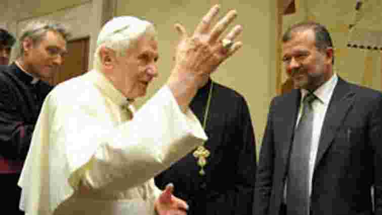 Янукович відправив Балогу з дарунками до Папи Римського