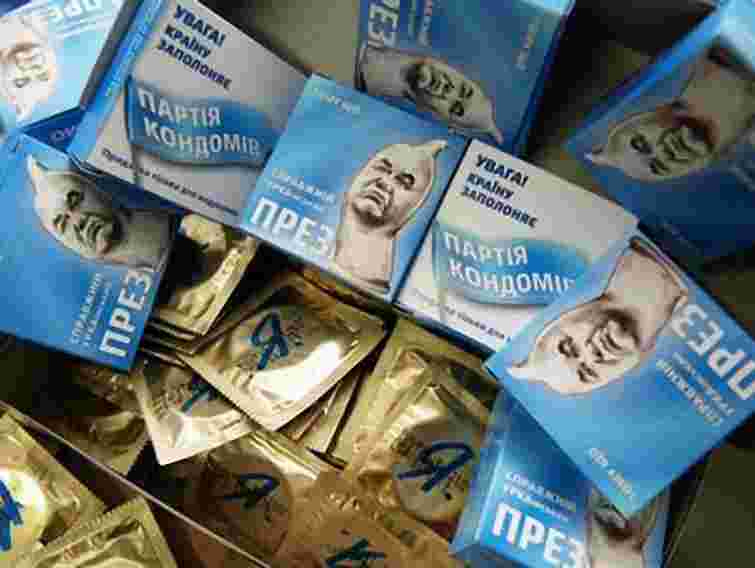 На Майдані затримали розповсюджувачів презервативів із зображенням Януковича