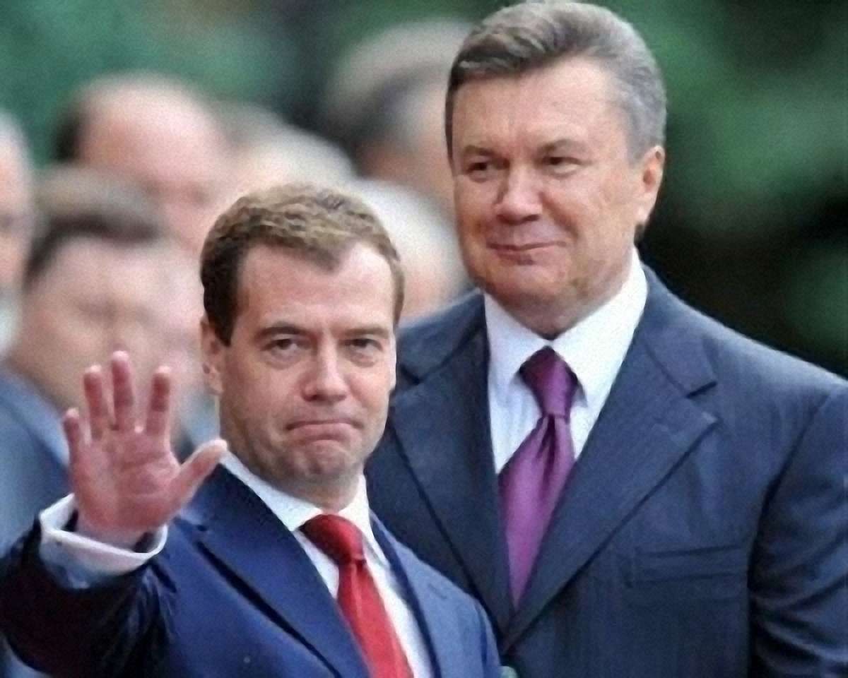 Спати поряд в ведмедем не можна, – Янукович про Росію