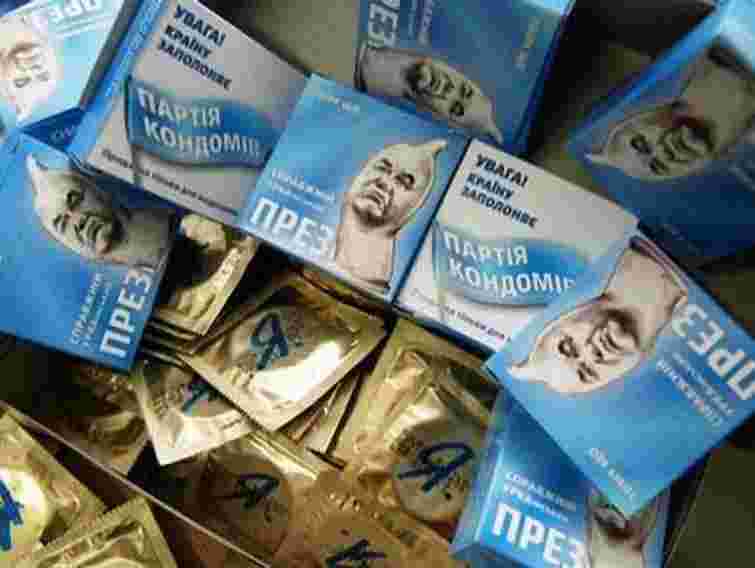 За презервативи зі зображенням Януковича чоловіка посадили на 15 діб  