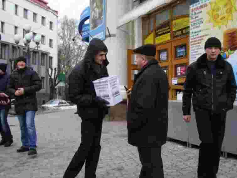 У Тернополі Януковичу зібрали 500 грн на квиток до Магадану