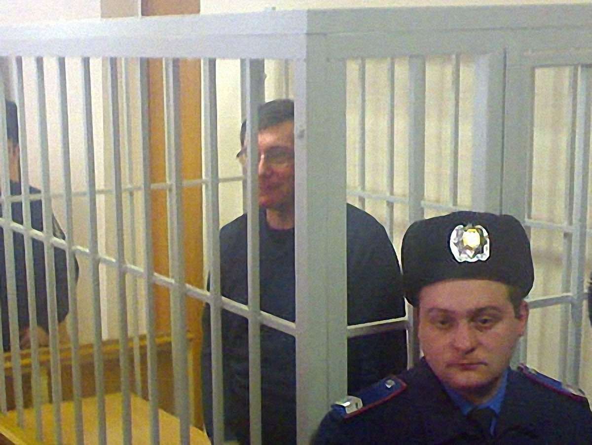 Суд дві години оголошує вирок Луценку