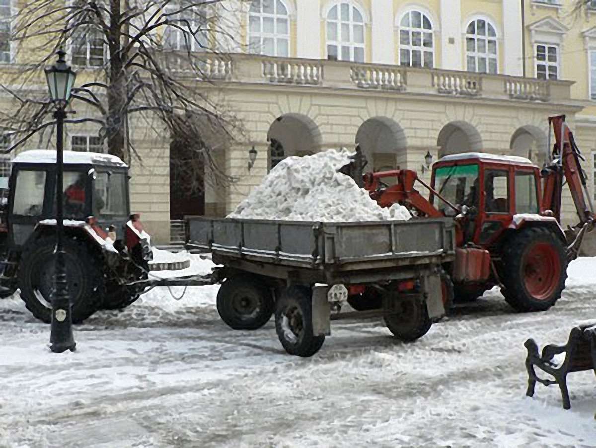 Сьогодні Львів від снігу прибирали понад дві тисячі комунальників
