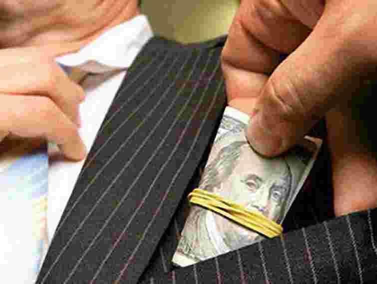 На Закарпатті чиновник за хабар здав в оренду частину клубу