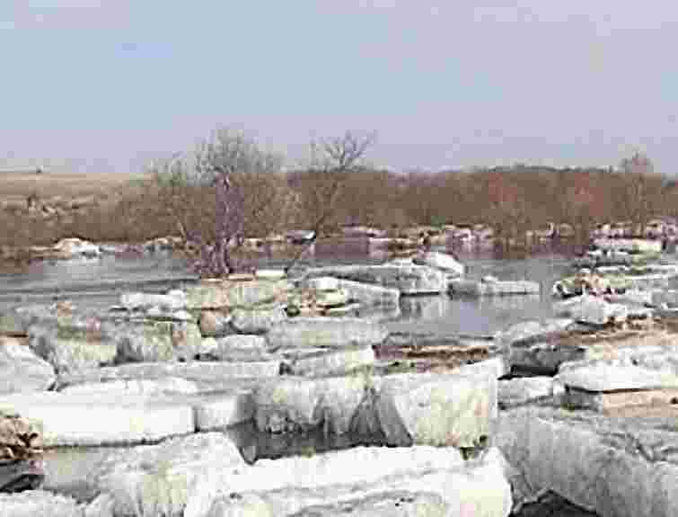 Троє дітей опинилися на крижині посеред Дніпра