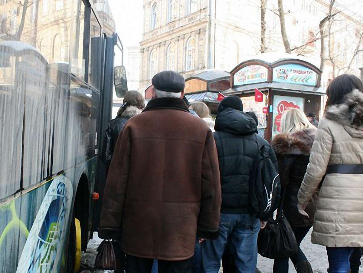 Львів’ян просять не нищити зупинки громадського транспорту  