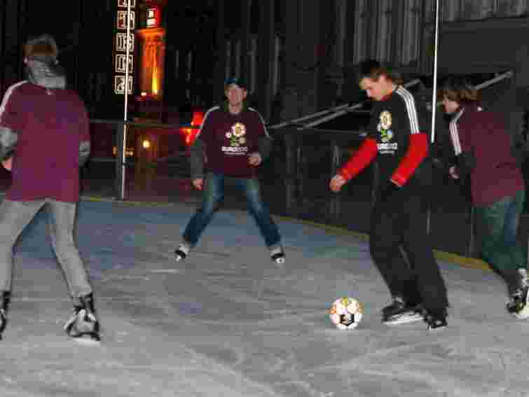 У Львові відбувся футбольний матч на льоду