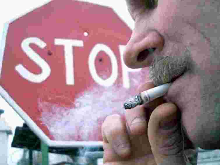 Януковича закликають заборонити рекламу цигарок