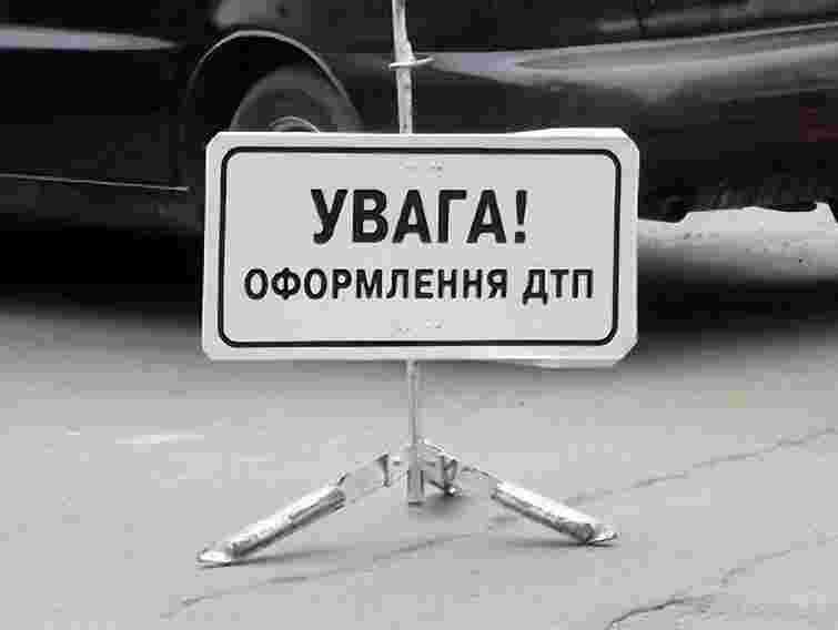 На Львівщині зіткнулись дві автівки: двоє травмованих