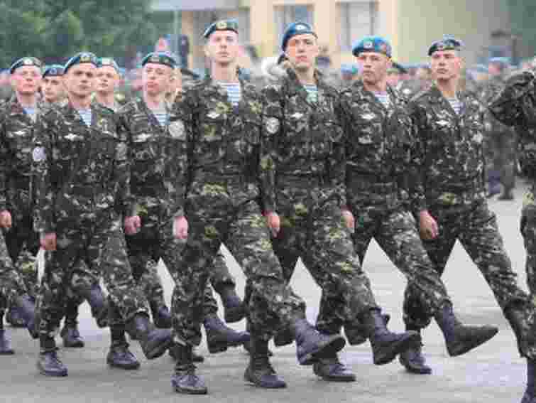 Цьогорічним випускникам армія навесні не загрожує