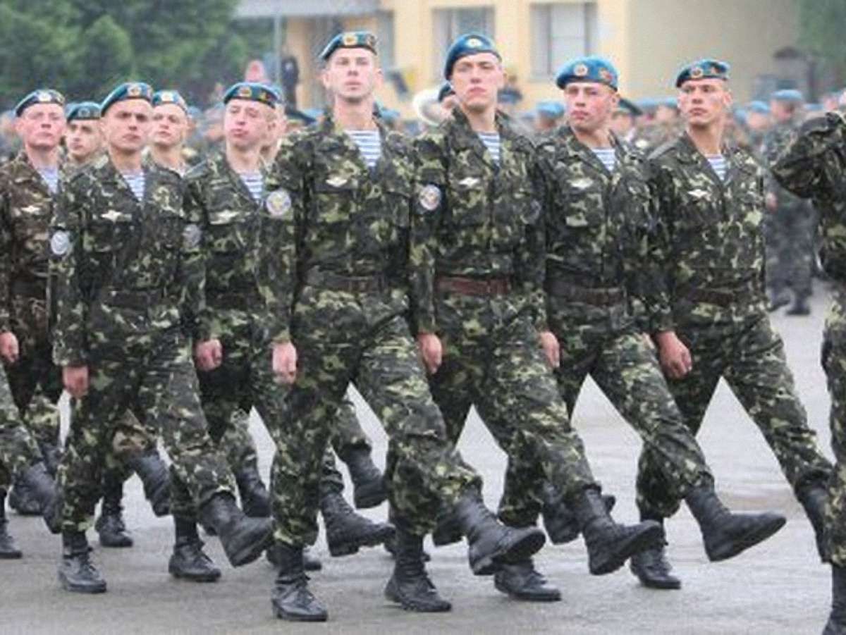 Цьогорічним випускникам армія навесні не загрожує
