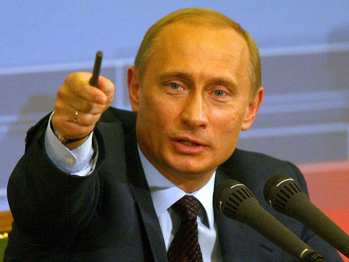 Путін пояснив, чому він, а не Медведєв