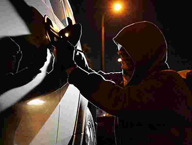 Викрадену в Рівному іномарку знайшли у Львові