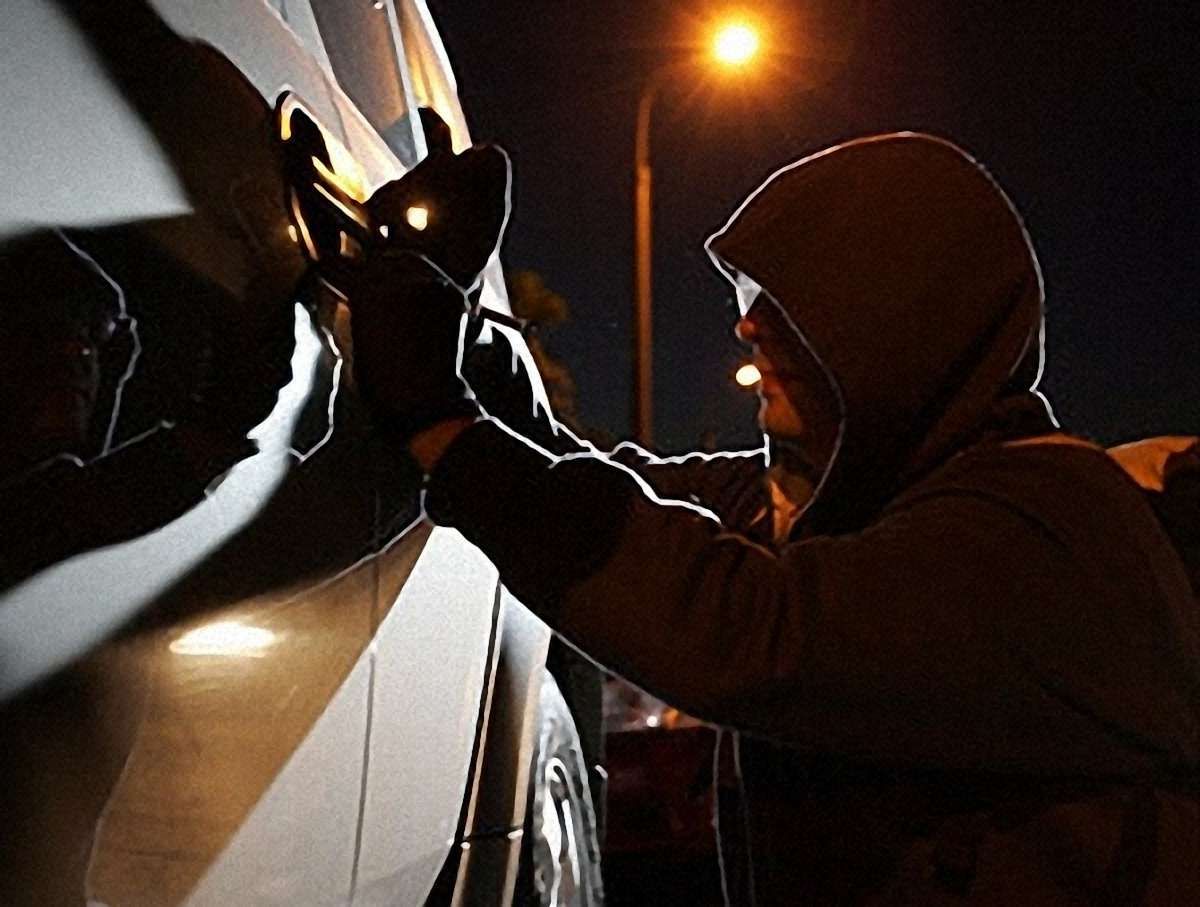 Викрадену в Рівному іномарку знайшли у Львові