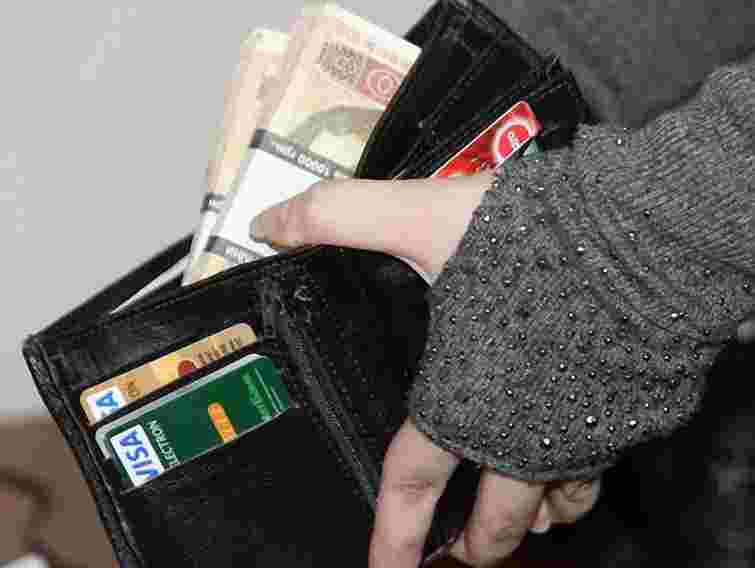 Держкомстат: Українці на їжу і одяг витрачають майже 80% зарплат 