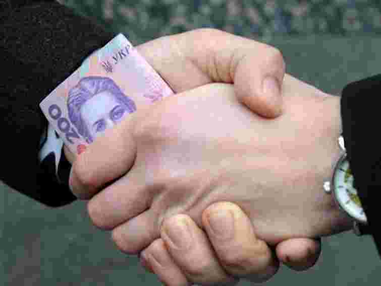 Понад 800 чиновників та суддів викрили торік у хабарництві