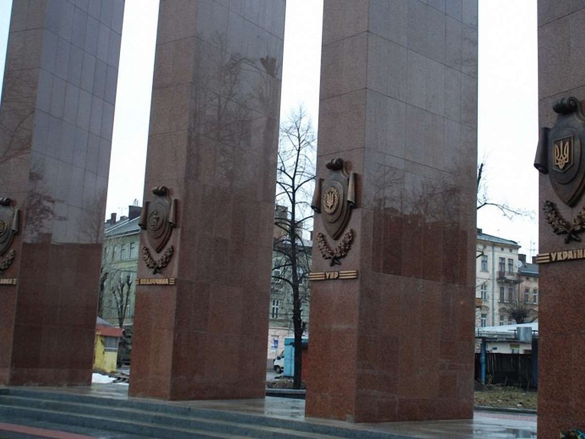 Колони біля пам'ятника Бандері у Львові оздобили картушами