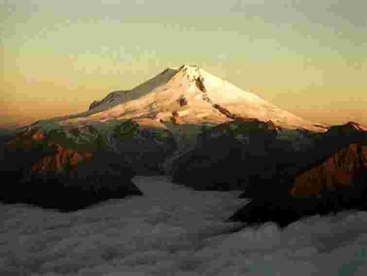 Троє українських альпіністів загубились на Ельбрусі