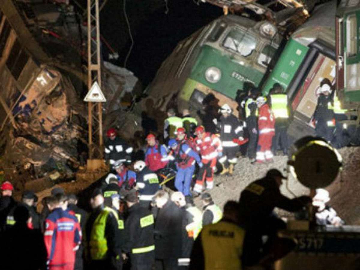 У Польщі зіткнулися потяги: 15 осіб загинуло