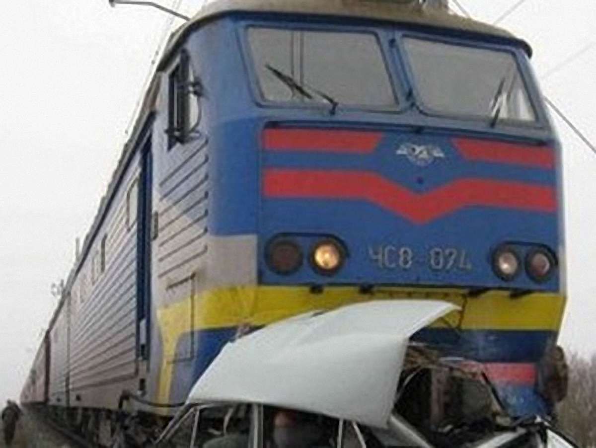 На Закарпатті потяг зіткнувся з авто