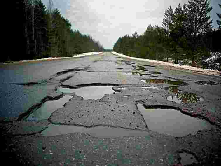 На Львівщині розпочали весняні ямкові ремонти доріг