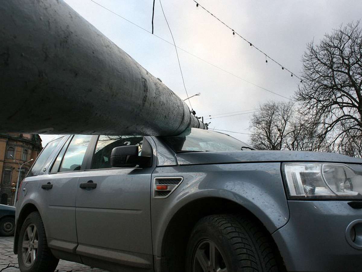 У центрі Львова на Land Rover впала електроопора