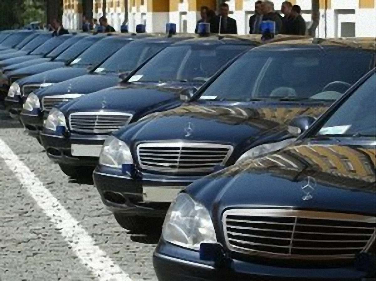 Чиновникам заборонили купувати дорогі авто до 2014 року