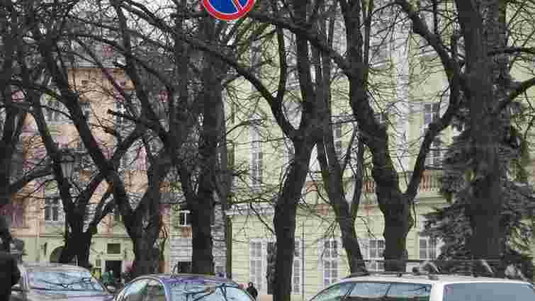 Водії Львова ігнорують заборону паркування у центрі
