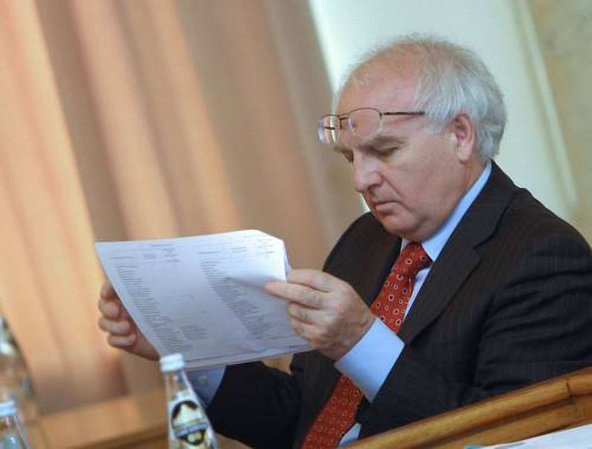 Табачник передумав: Вакарчуку замінили догану на попередження