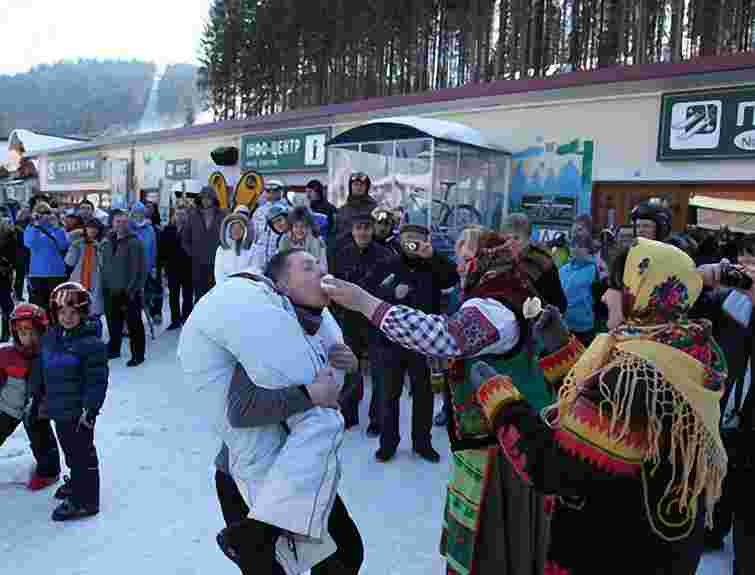 На Буковелі чоловіки долали перешкоди з жінками на шиї