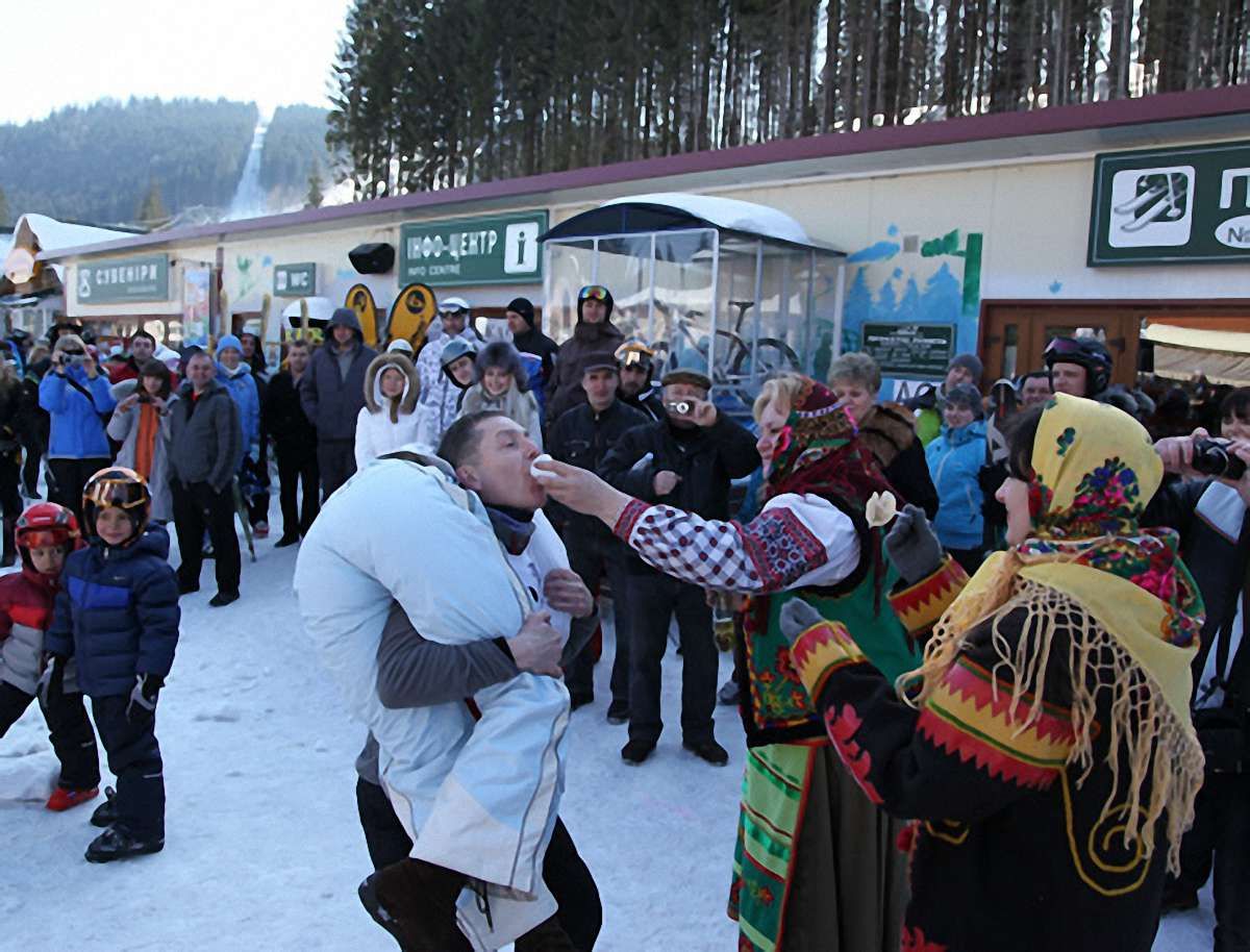 На Буковелі чоловіки долали перешкоди з жінками на шиї