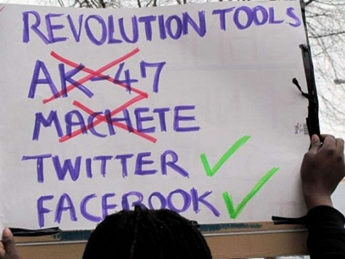 Facebook накрився — революції не буде?
