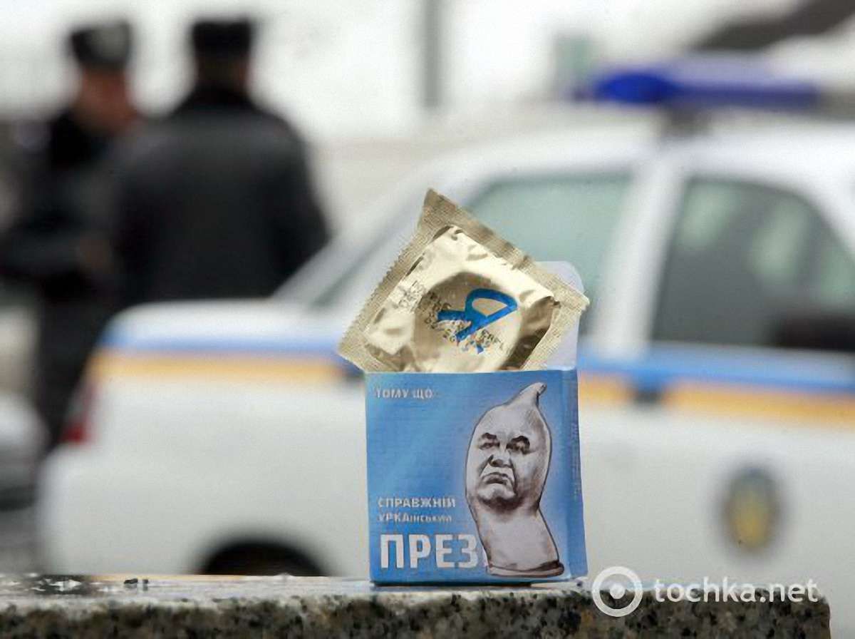 Активісти, що роздавали презервативи з Януковичем, вийшли на волю