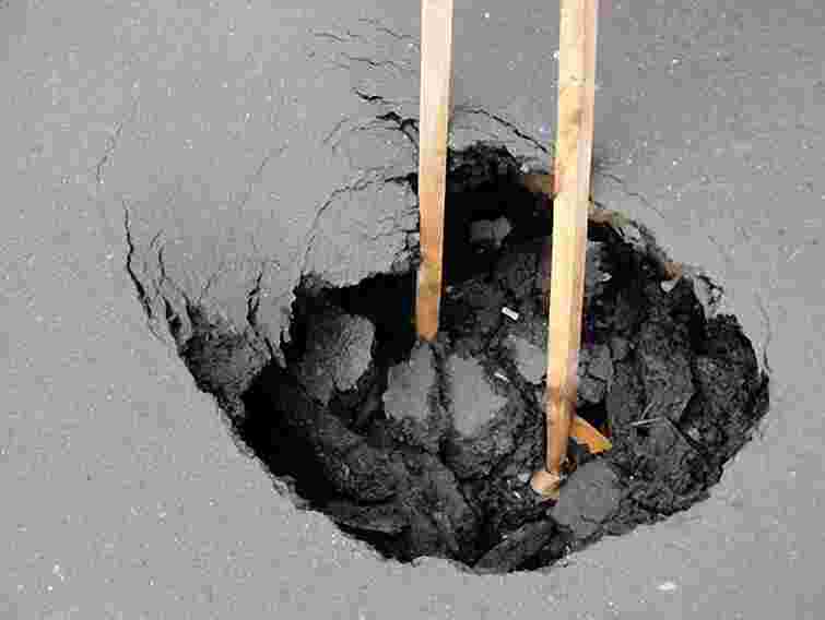 В центрі Тернополя провалився асфальт