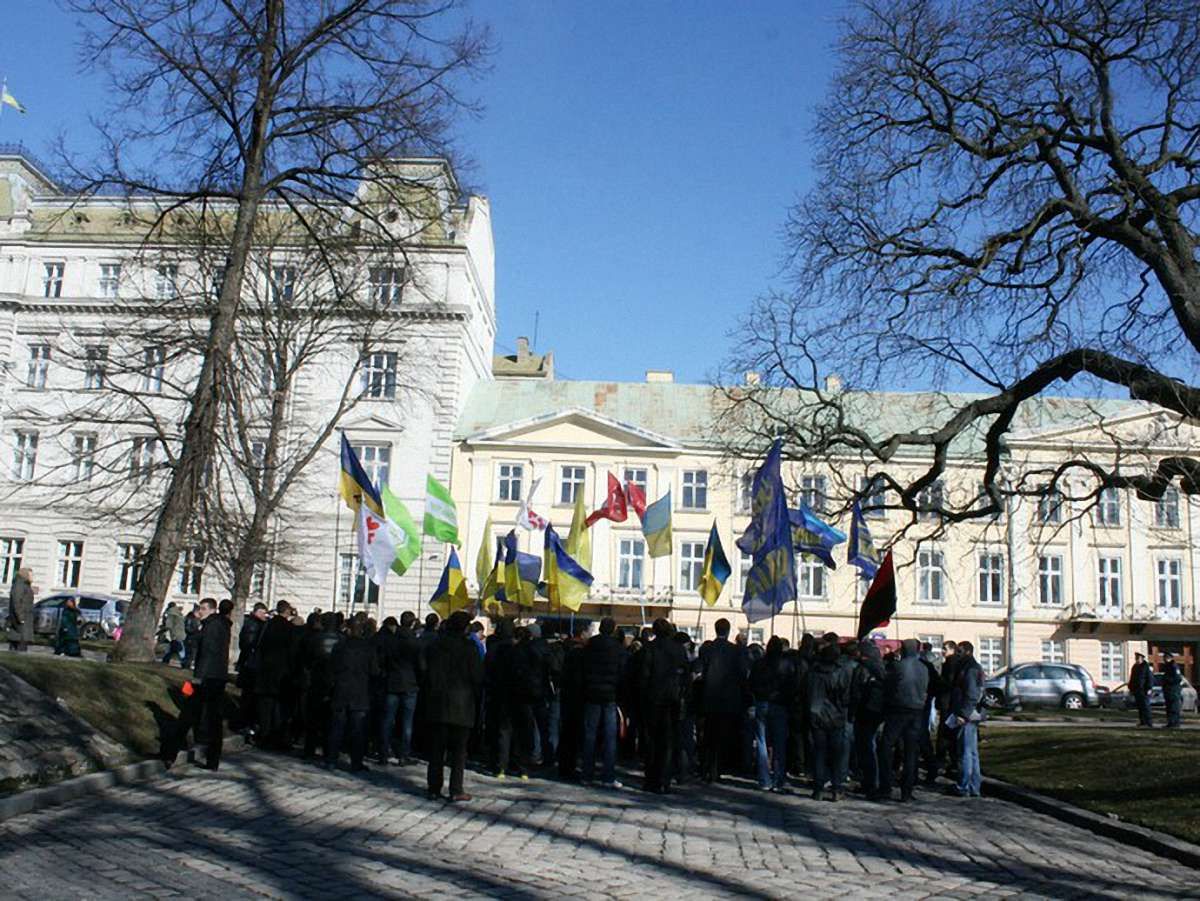 У Львові молодь показала Януковичу червону картку