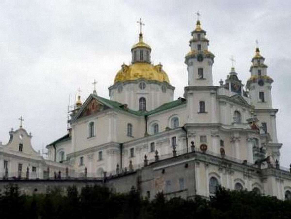 Майже половина опитаних підтримали передачу УПЦ МП Почаївської лаври