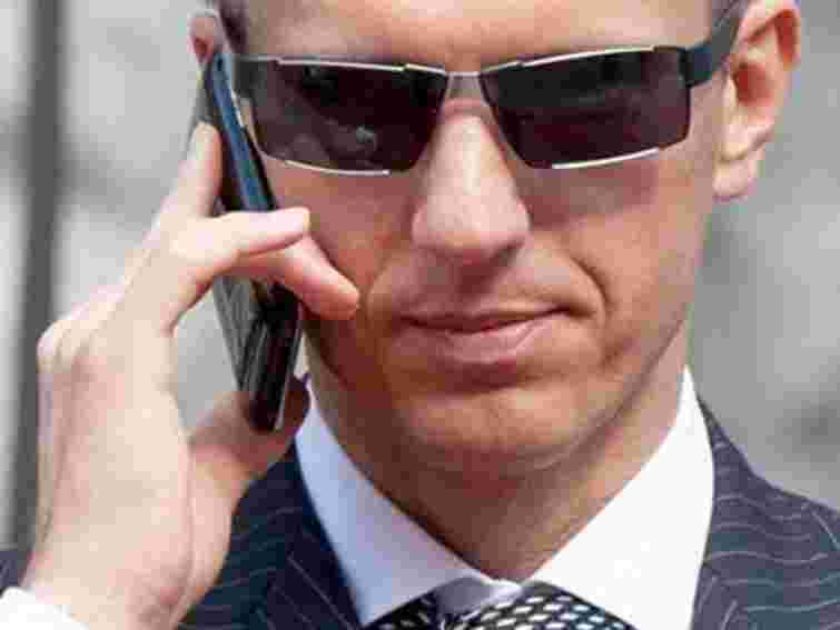 Азаров доручив Хорошковському не допустити подорожчання бензину