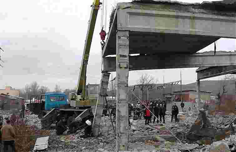 На Закарпатті юнака придавило бетонною опорою 