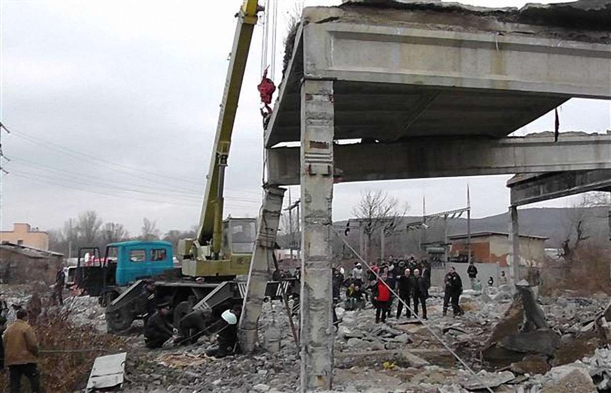 На Закарпатті юнака придавило бетонною опорою 