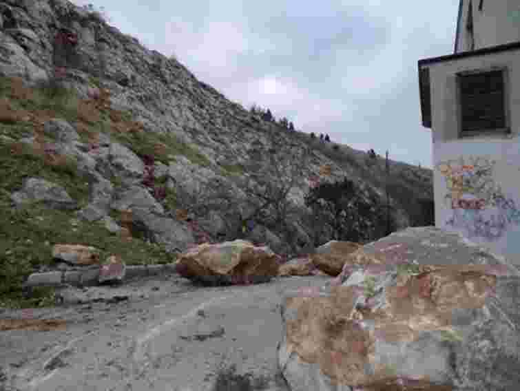 У Балаклаві зсунулася скеля: брили пошкодили пам’ятник герою СРСР