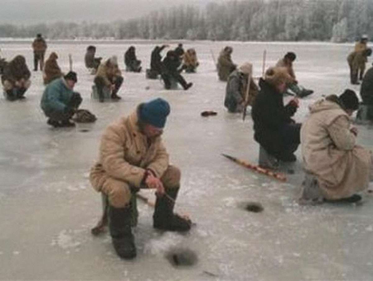36 рибалок на крижині віднесло в море