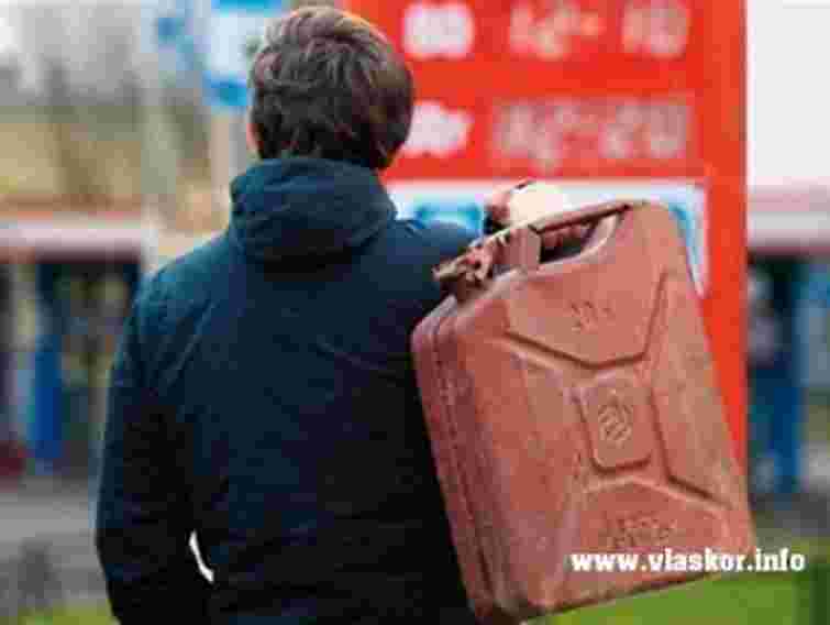 На Львівщині молодик злив з маршрутки 90 л дизпалива