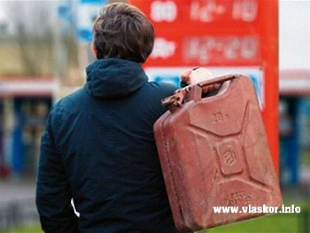 На Львівщині молодик злив з маршрутки 90 л дизпалива